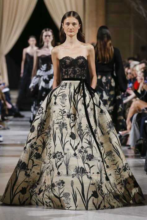 New York's New Enchanted Forest Shows Oscar de la Renta Hasn't Lost Its Magic Touch: A Daring Trip Into the Woods | PaperCity Magazine Tie Dresses, فستان سهرة, Fashion 2018, Gorgeous Gowns, Fashion Show Collection, Fall 2018, Beautiful Gowns, Couture Dresses, New York Fashion Week