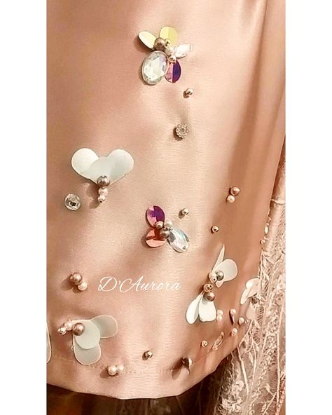 Payet Tabur, Desain Merek, Baby Books Diy, Latest Bridal Blouse Designs, Embroidery Fashion Detail, Hijab Designs, Hand Beaded Embroidery, Embellished Clothing, Diy Embroidery Designs