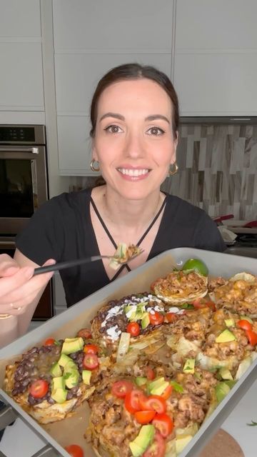 Stella Drivas 🇬🇷🇺🇸 on Instagram: "These LOADED TACO CABBAGE TOSTADAS are so simple and delicious- we devour them every time. Toppings are customizable which works great for picky eaters. Full recipe is on my website: HungryHappens.Net Καλή Όρεξη 🇬🇷 💙Stella" Making Cabbage, Taco Cabbage, Cabbage Tacos, Hungry Happens, Vegan Taco, Cabbage Steaks, Roasted Cabbage, Keto Recipes Dinner, Game Food