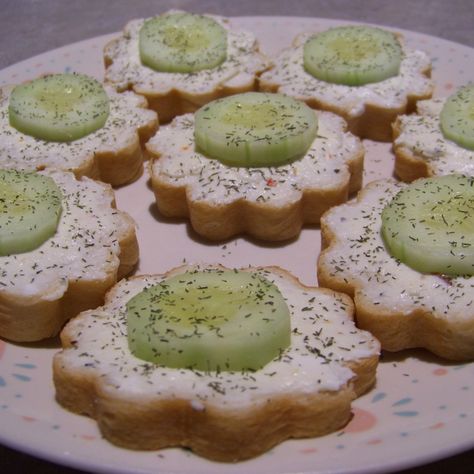 Make French Bread, Cucumber Sandwiches Recipes, Cucumber Appetizers, Tube Pan, Shaped Bread, Vegetable Appetizers, Appetizer Sandwiches, Summer Eats, Party Sandwiches