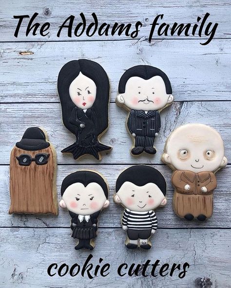 J.Cookies (@j.cookiesart) • Instagram photos and videos Fester Addams, Cousin Itt, Pugsley Addams, Addams Familie, Gomez Addams, Halloween Cookies Decorated, Family Cake, Morticia Addams, Adams Family