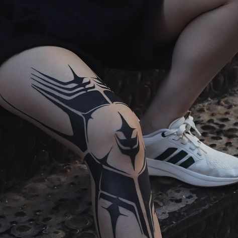 Back Of Leg Sleeve Tattoo, Cyberpunk Leg Tattoo, Functional Tattoo Ideas, Black Out Tattoo Designs, Black Out Arm Tattoo, Black Shoulder Tattoo, Blackout Tattoo With White Ink, Abstract Sleeve Tattoo, Blackwork Tattoo Design Ideas