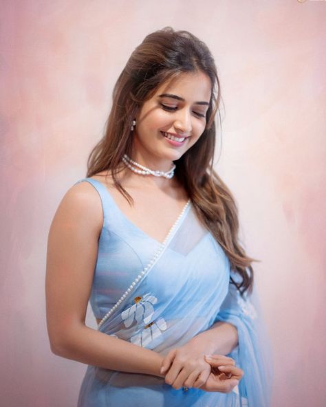 Beauty that speaks without words! 💫💙 #ashikaranganath #chittara #sandalwood #kannadacinema #ashikaranganathfans Ladies Photo Poses, Saree Dp, Aashika Ranganath, Back Dp, Ashika Ranganath, Indian Bride Photography, Priya Bhavani Shankar, Sleeveless Blouse Designs, Best Couple Pics