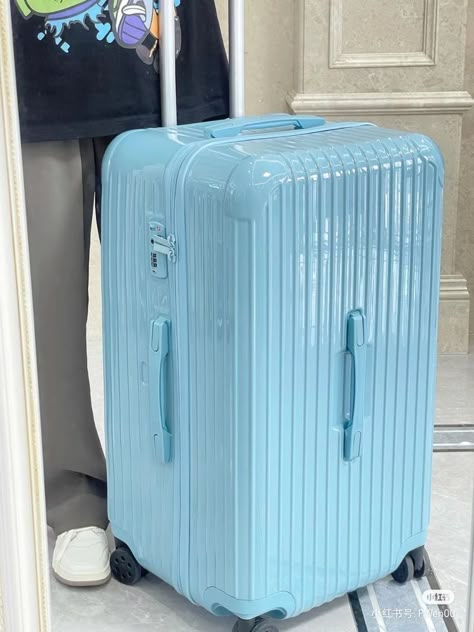 Koper Aesthetic, Aesthetic Suitcase, Rooftop Restaurant Design, Airport Vibes, Cute Suitcases, Products Aesthetic, Cute Luggage, Stylish School Bags, Travel Size Toiletries