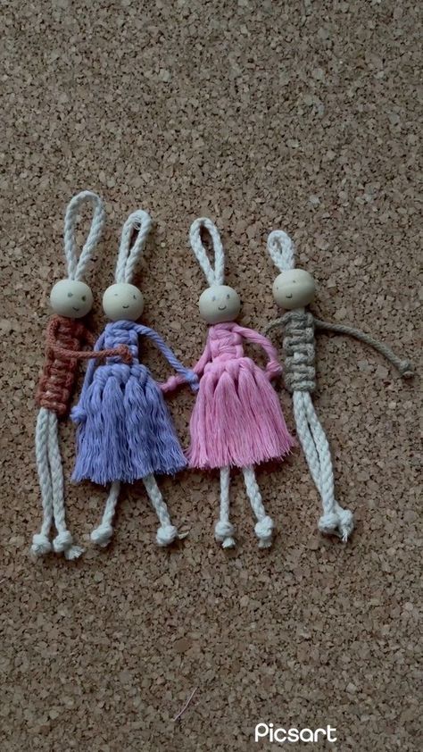 Diy Dolls Making, Macrame Knots Pattern, Yarn Dolls, Photos Poses, Rope Crafts Diy, Crochet Keychain Pattern, Doll Diy Crafts, Ideas Patio, Macrame Patterns Tutorials