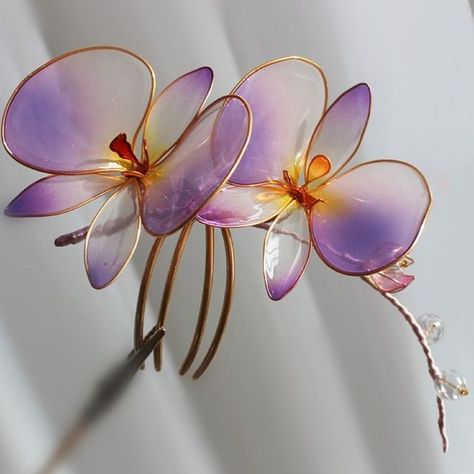 Sayano Jeweler on Instagram: "Orchid hair pin 🫶 #hairaccessories #kanzashi #hairpin #bridaljewellery #hairornament #hairpin #hairstick #japanesejewelry #orchidhairaccessories" Orchid Resin Jewelry, Kanzashi Hairpin, Dip Resin, Orchid Hair, Gold Orchid, Chara Design, Japanese Jewelry, Resin Crafts Tutorial, Wire Jewellery