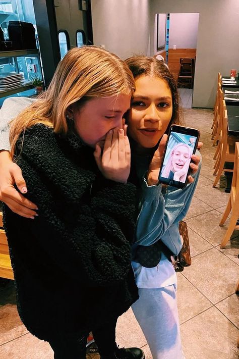 Zendaya With Fans, Hunter Schafer, Zendaya Coleman, Halloween Costumes College, Fav Celebs, Hollywood Stars, Looks Style, Riverdale, Serie Tv