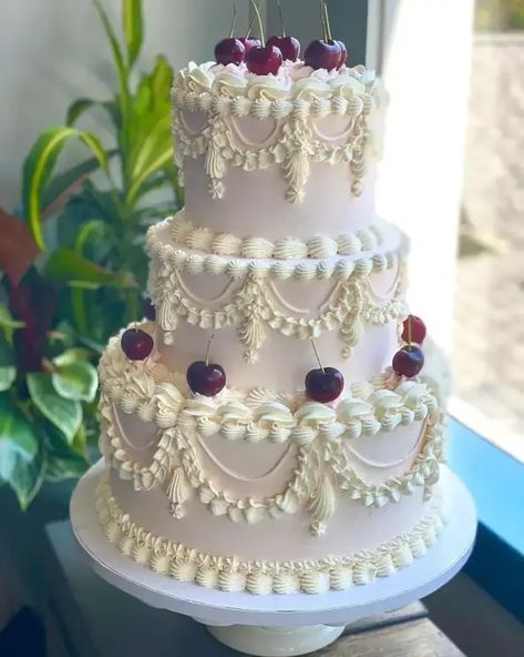 Lambeth Style Wedding Cakes, 50s Wedding Cake, Wedding Cake Aesthetic Vintage, 3 Tier Vintage Cake, Vintage Piped Wedding Cake, Vintage Cakes Wedding, 1970s Wedding Cake, Vintage Wedding Cakes Elegant, Vintage Piping Wedding Cake