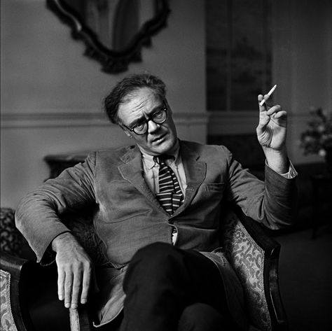 Robert Lowell by Jane Bown (1967) Jane Bown, Elizabeth Bishop, Writers And Poets, Fashion Photography Poses, Great Photographers, Philosophers, Amazing People, Guys Be Like, Strike A Pose