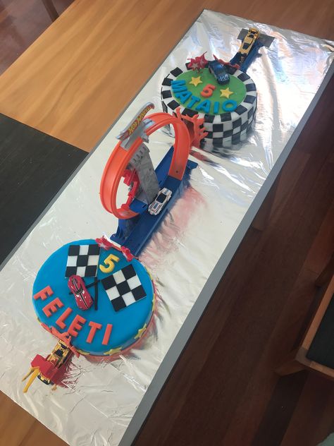 Birthday Cake For Boys, Hot Wheels Themed Birthday Party, Wheels Cake, Bolo Hot Wheels, Hot Wheels Cake, Wheel Cake, Hotwheels Birthday Party, Hot Wheels Party, Hot Wheels Birthday