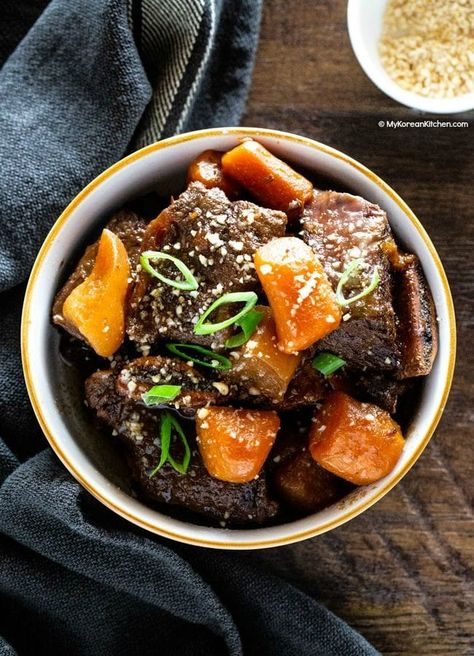 Pressure cooked Korean short ribs and carrots in a bowl Korean Braised Short Ribs, Korean Beef Short Ribs, Korean Stew, Instant Pot Korean, Short Rib Stew, Korean Short Ribs, Beef Recipe Instant Pot, Stew Beef, Beef Ribs Recipe