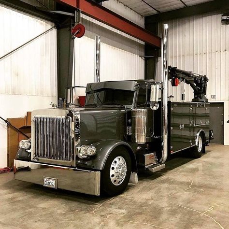 Service Truck Ideas, Mechanics Service Truck, Peterbilt Dump Trucks, Custom Peterbilt, Welding Trucks, Truck Mechanic, Service Truck, Peterbilt 359, Custom Trailers