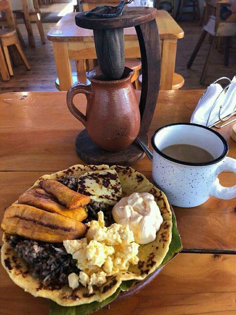 Café con gallo pinto y tortilla de queso con huevos: mmmmmm desayuno a lo tico (en Costa Rica). Gallo Pinto Costa Rica, Salvadorian Food, Gallo Pinto, Hispanic Food, Food Obsession, Cafe Food, Pretty Food, Food Cravings, I Love Food