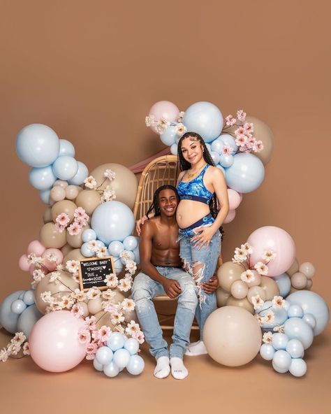 Black Couple Gender Reveal, Couple Gender Reveal, Couple Pregnancy Pictures, Twin Pregnancy Announcement, Girl Shower Themes, Cute Pregnancy Pictures, Maternity Photography Poses Couple, Maternity Photoshoot Outfits, Baby Due