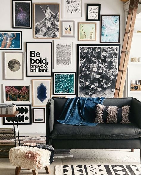 Hipster Living Rooms, Black Couch, Gallery Wall Inspiration, Modern Gallery Wall, Kunst Inspiration, Small Living Room Decor, 아파트 인테리어, Design Del Prodotto, Decoration Inspiration