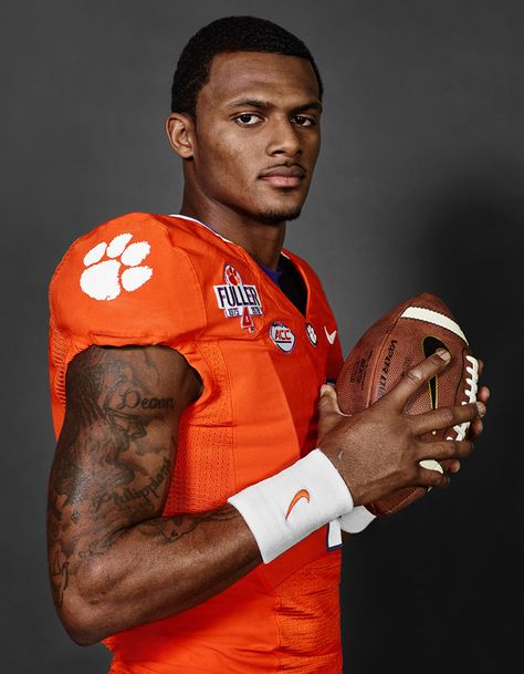 Deshaun Watson poses for ESPN magazine. Understanding Football, Fantasy Football Logos, Fantasy Football Humor, Espn Body, Oklahoma Sooners Football, College Football Players, Espn Magazine, Clemson Football, Deshaun Watson