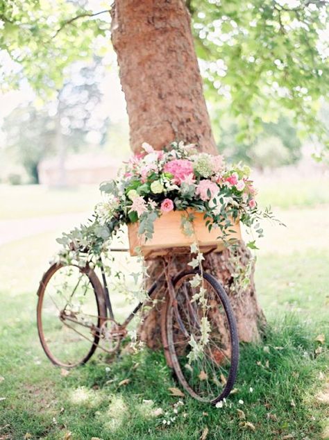 Flower Basket Bike 2014 | Caught The Light Bike Wedding Decor, Bicycle With Flowers, Bike Planter, Bike Decorations, Bike Wedding, Diy Keramik, White Flower Arrangements, Bicycle Decor, Old Bicycle