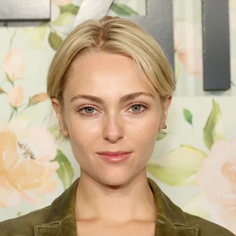 Ethereal Gamine AnnaSophia Robb Ethereal Essence Celebrities, Natural Ethereal Essence, Gamine Hair, Shimmering Eyeshadow, Natural Gamine, Ethereal Essence, Annasophia Robb, Capsule Closet, Soft Gamine