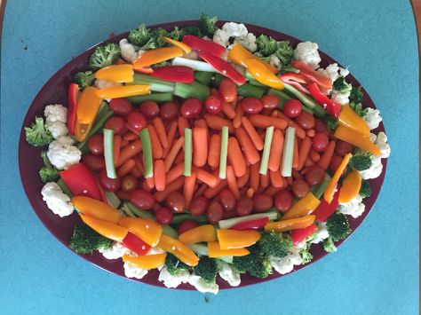 Super Bowl time!! Football veggie tray. Self explanatory by pic, no link to follow :) Football Veggie Tray, Football Game Appetizers, Party Food Vegetarian, Super Bowl Party Food, Delicious Dips Recipes, Bowl Party Food, Vegetable Tray, Vegetable Platter, Food Vegetarian