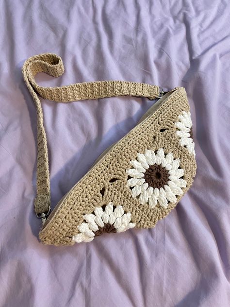 Fanny Pack Crochet, Flower Bag Crochet, Crochet Bag Free Pattern, Crochet Holiday Gifts, Crochet Fanny Pack, Sling Bag Pattern, Crochet Sling Bag, Crochet Beginner, Handmade Fabric Bags