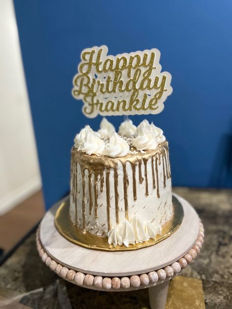 White cake with gold drips How To Do Gold Drip On Cake, Gold Cake Dripping Icing How To Make, Gold Drip Recipe For Cake, White And Gold Drip Cake Birthday, Gold Cake Drip Tutorial, White And Gold Cake, Cake With Gold, Gold Drip, Gold Cake