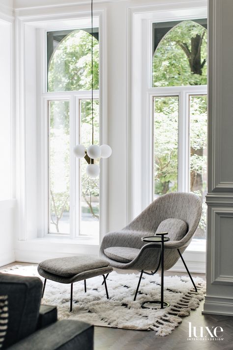 Womb Chair Living Room, Knoll Womb Chair, Vitra Chair, Luxe Living Room, Corner Seating, Womb Chair, Classical Elements, Luxe Interiors, Tom Dixon