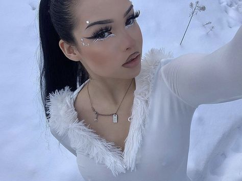 Winter Makeup Aesthetic, Edc Makeup, Snow Makeup, Winter Eye Makeup, Makeup Looks Winter, Princess Makeup, Rave Makeup, White Makeup, Glam Makeup Look