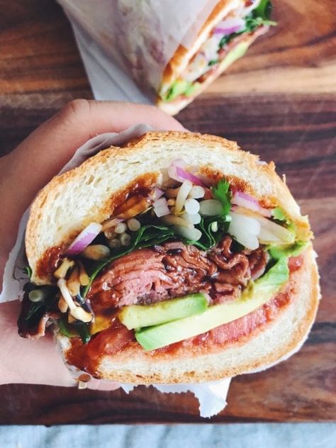 This tasty Pho Sandwich is made with Roast Beef, Hoisin, Sriracha and Herbs! Vietnamese Sandwich, Roast Beef Sandwich, Vietnamese Pho, Sandwich Bar, Roast Beef Sandwiches, Beef Sandwich, Grilled Sandwich, Burgers Sandwiches, Wrap Sandwiches