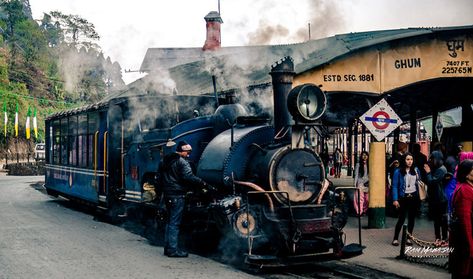 Darjeeling Toy Train: History, Experience and All Useful Information Darjeeling Toy Train, Train Vintage, Old Railway, First Class Seats, Small Bridge, Tea Estate, India Photography, Indian Railways, Old Photography