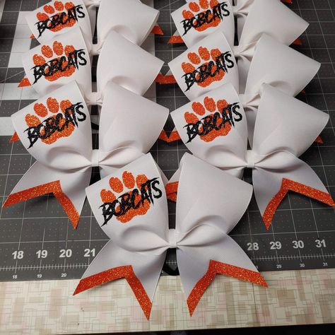 Team Spirit Bow - High School Cheer - Mascot Bow - Sideline Cheer - Simple Cheer Bow - Custom Cheer Bow Two Color Vinyl on One Loop Custom Cheer bow made just for you! Choose your glitter vinyl color & Initials. Contact me to customize your order. Perfect for Team Orders. High School Cheer Bows, Cheer Bows Ideas, Cheer Bow Ideas, School Spirit Crafts, Cheerleading Practice, Cheer Bows Diy, Step Team, Cute Cheer Bows, Diy Mums