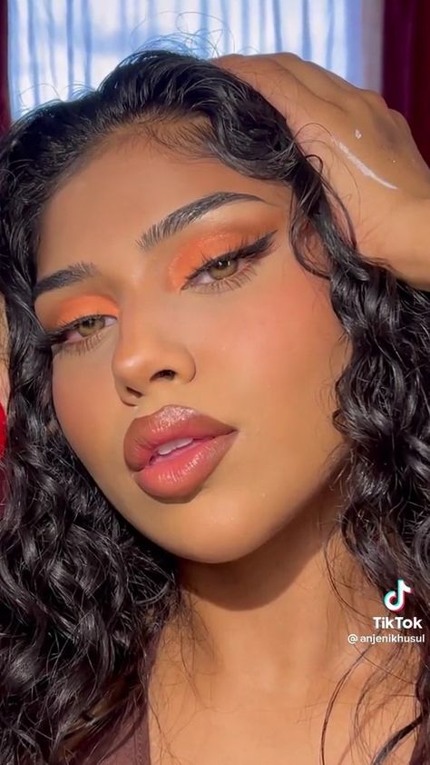 Make-up Orange Theme Makeup, Euphoria Makeup Orange, Orange Red Makeup Eye Shadows, Orange Hoco Makeup, Orange Blossom Makeup Look, Orange Inspired Makeup, Orange Rave Makeup, Sunset Makeup Looks Step By Step, Orange Eye Makeup Looks