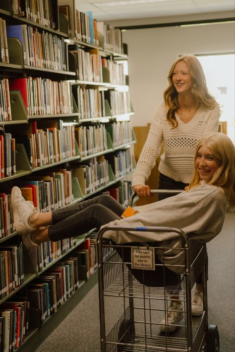 #bookstore #library #libraryaesthetic #libraryphotography #libraryshoot #friends #friendphotography Photoshoot Library, Library Aesthetic, Friend Book, Best Friend Photoshoot, Friend Photoshoot, Friends Photography, Book Aesthetic, Senior Portraits, Senior Pictures