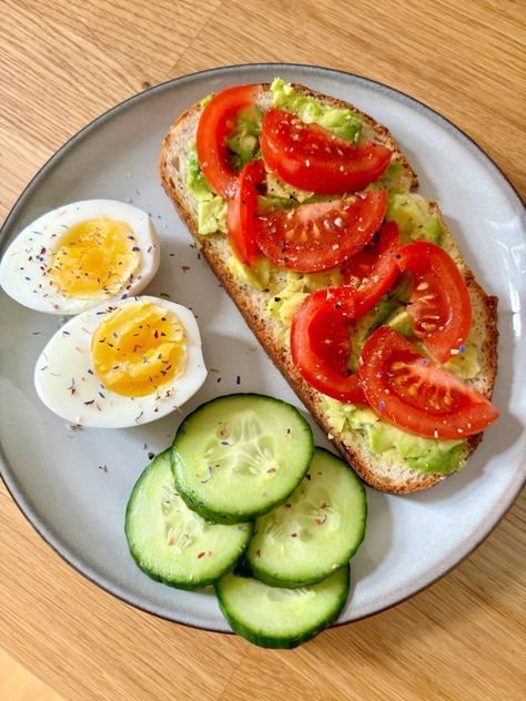 Easy Food Inspiration, Healthy Recipes Avocado, Model Dinner Healthy Recipes, Easy Egg Breakfast Ideas Quick, German Breakfast, Organic Supermarket, Breakfast Avocado, Simple Family Meals, Vegan Holiday Recipes