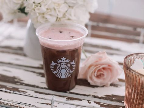 Strawberry Cold Foam, Cold Foam Cold Brew, Starbucks Chocolate, Macchiato Recipe, Starbucks Strawberry, Cold Brew Recipe, Coffee Recipes Starbucks, Mocha Recipe, Coffee Candy