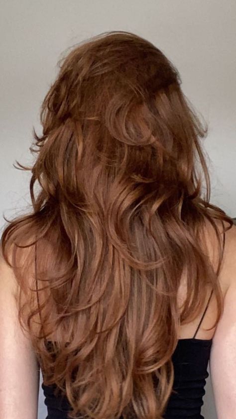 Reddish Gold Hair, Long Wavy Strawberry Blonde Hair, Ginger To Brown Hair, Ginger Hair Wavy, Ginger Hair Layers, Hair Color Ideas Dirty Blonde, Caramel Ginger Hair, Ginger Wavy Hair, Wavy Ginger Hair