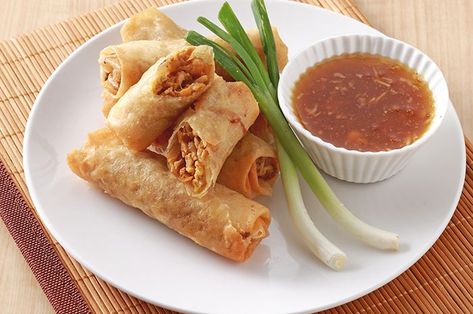 Camilan berkulit kering dan renyah dan berisi rebung ini sangat terkenal. Nah, kini Anda tak harus ke Semarang jika ingin mencicipi Lumpia Semarang, cukup buat dengan resep berikut. Indonesian Food Traditional, Indonesian Desserts, Quick Cooking Recipes, Indonesian Food, Semarang, Winter Food, Flavorful Recipes, Sweet Savory, Original Recipe