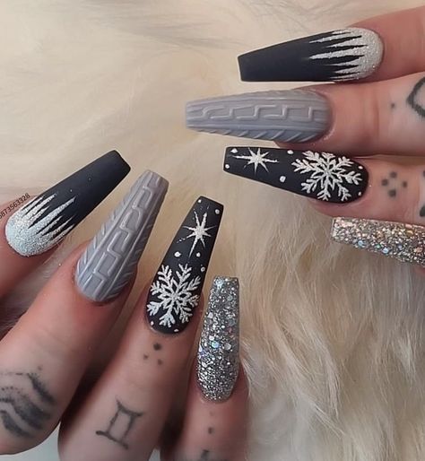 Dark Christmas Nail Designs, Gray Christmas Nails, Winter Christmas Nails Acrylic, Grey Christmas Nails, Winter Nails Acrylic, Plaid Nails, Nails Design With Rhinestones, Xmas Nails, Types Of Nails