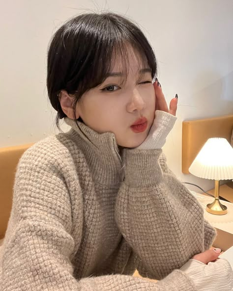 ulzzang girl korean Instagram aesthetic selca selfie Hair Magazine, Korean Ulzzang, Poses For Pictures, Girl Icons, Korean Girl, Photo Cards, Hair Cuts, Turtle Neck, Style Inspiration