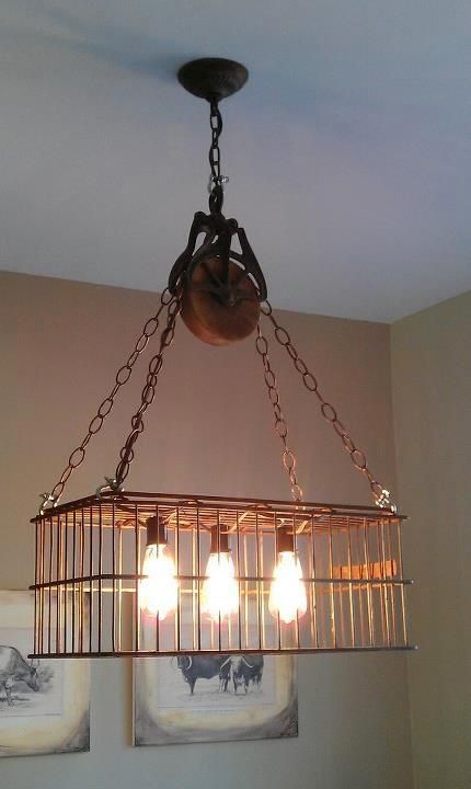 Love the cage lighting with the pulley. Pulley Decor, Luminaria Diy, Diy Lampe, Edison Lamp, Vintage Basket, Basket Lighting, Vintage Baskets, Rustic Lighting, Creative Lighting