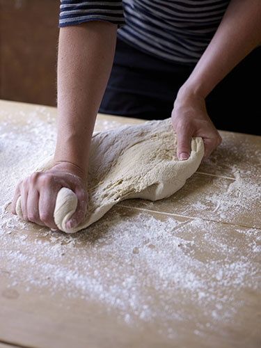 How to knead: Kneading dough 2 Different Types Of Bread, Kneading Dough, Bread Shaping, Pizza Margherita, Fresh Kitchen, Gluten Free Bakery, Food Props, Our Daily Bread, Easy Bread