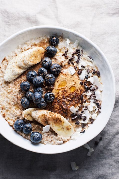 Nourishing Oatmeal Breakfast Bowl with all the best toppings. Yummy, wholesome, and the best way to start the day! | asimplepalate.com #breakfast #bowlrecipe #oatmealrecipe #vegan #fruit #paleo Rice Cooker Breakfast Recipes, Itaki Recipes, Dorm Meals, Steel Oats, Travel Meals, Easy Oatmeal Recipes, Ww Breakfast, Menu Sarapan Sehat, Counting Macros