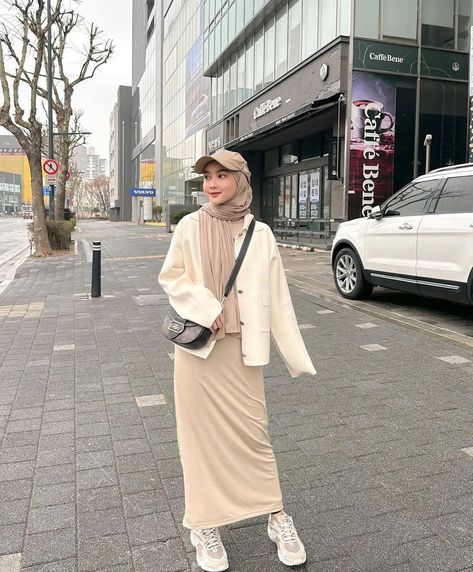 Theme Park Outfits Hijab, Traveling Outfits Hijab, Ootd Hijab Travelling, Singapore Outfit, Outfit Ideas Hijab, Outfit Campus, Thailand Outfit, Outfit Hijab Casual, Campus Outfit