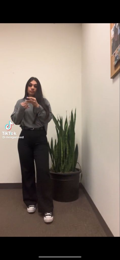 Social Work Job Interview Outfit, Black Receptionist Outfit, Reception Job Outfit, Sephora Interview Outfit, Front Desk Outfits Casual, Receptionist Outfit Front Desk Winter, Interview Outfit Black Pants, Salon Receptionist Outfit, Spa Receptionist Outfit