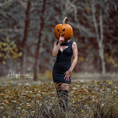 Halloween Theme Photoshoot, Little Black Dress Photoshoot, Pumpkin Shoot, Fotos Halloween, Spooky Shoot, Spooky Photoshoot, Pumpkin Patch Photoshoot, Halloween Shoot, Halloween Pics