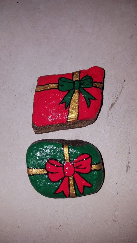 Christmas presents free hand painted rocks Christmas Painted Stones Ideas, Diy Christmas Rock Painting, Xmas Stone Painting, Painted Rocks Christmas Easy, Painting Rocks Christmas, Painting Christmas Rocks, Painted Christmas Rocks Ideas, Christmas Rock Art Ideas, Christmas Painted Stones