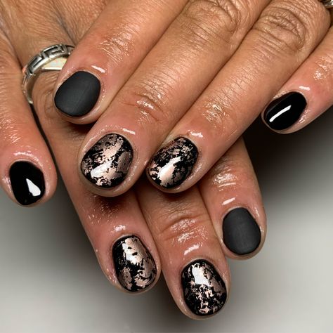 Black Nails With Rose Gold, Nails Black And Rose Gold, Nails With Rose Gold Foil, Black And Rose Gold Nails, Nails With Rose Gold, Copper Nails Designs, Gold Holiday Nails, Gold Toe Nails, Classy Black Nails