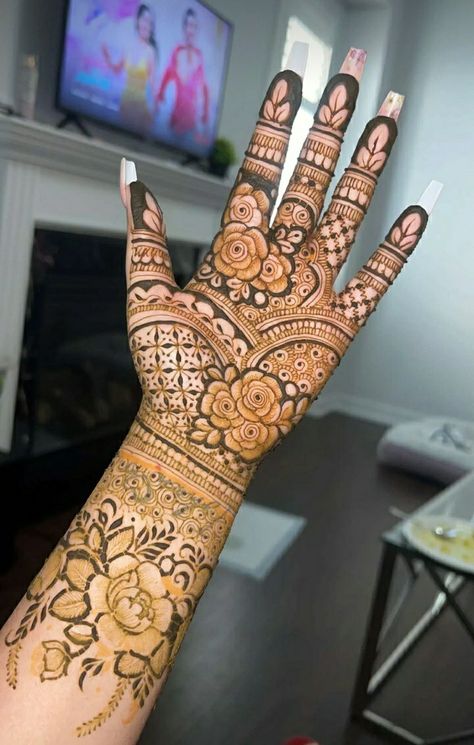 Ghewar Mehndi Design, Right Hand Mehndi Design, Mehndi Designs Bridal Hands, Mehndi Designs For Kids, Very Simple Mehndi Designs, Simple Mehndi Designs Fingers, Pretty Henna Designs, Engagement Mehndi Designs, Full Mehndi Designs