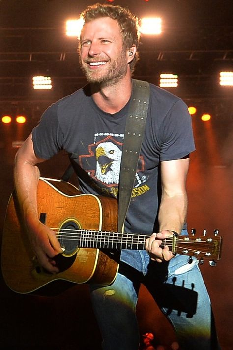 21 Sexy Dierks Bentley Snaps That Will Make You Do a Double Take Male Country Singers, Tim And Faith, Best Country Singers, Dierks Bentley, Country Musicians, Tattoo Ideas For Men, Country Music Videos, Brad Paisley, Road Rage