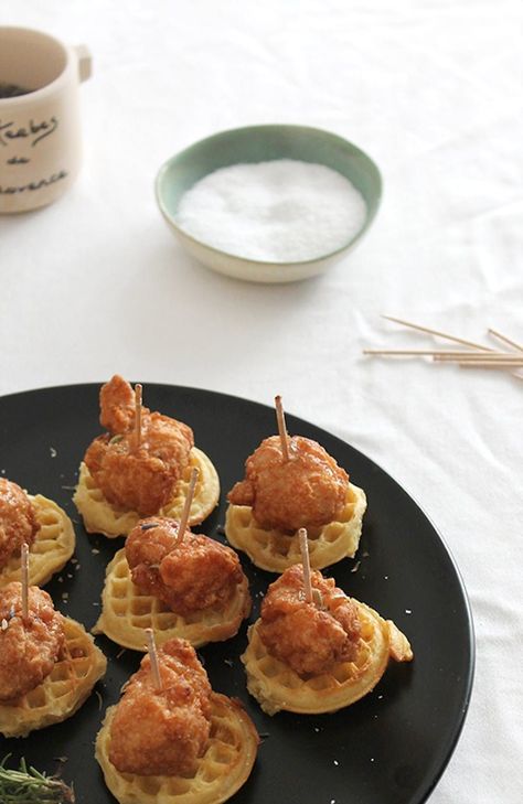 24 Easy Tiny Finger Food Recipe Ideas You Can Serve on a Toothpick Nye Appetizers, Chicken Minis, Chicken Waffles, Fingerfood Party, Baby Shower Brunch, Birthday Brunch, Mothers Day Brunch, Shower Food, Chicken And Waffles