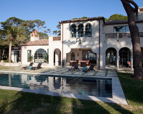 Mediterranean Exterior Homes, Spanish Tile Roof, Mediterranean Exterior, Santa Barbara Style, Spanish Modern, Pool Landscape, Colonial Design, Mediterranean Home Decor, Brick Pavers